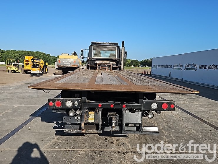 2015-peterbilt-348-image-15