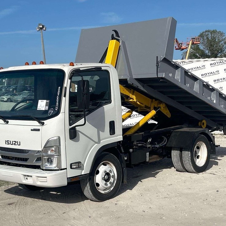 2023 ISUZU NPR