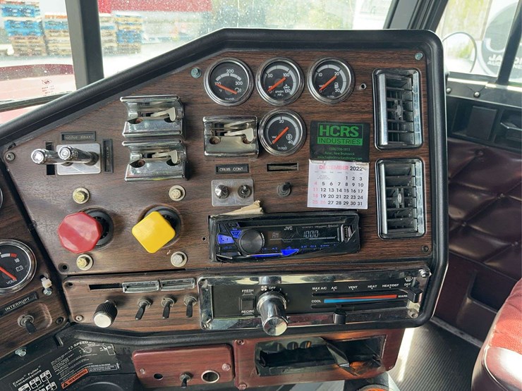 2000-freightliner-fld120-image-26