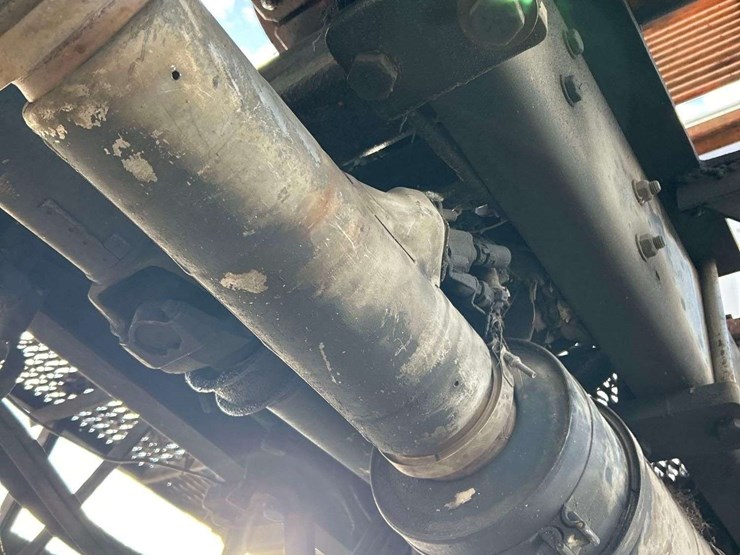 2015-freightliner-m2-106-image-34