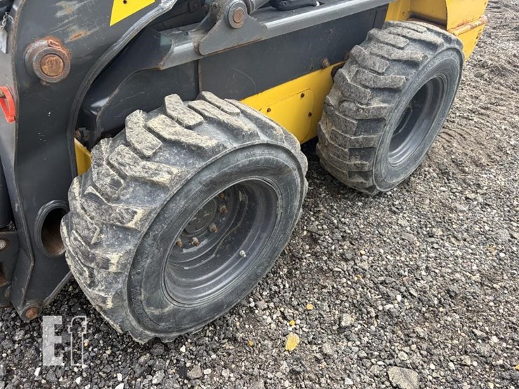 new-holland-l220-image-6