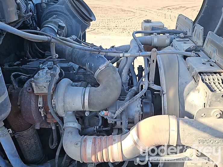 2015-peterbilt-348-image-24