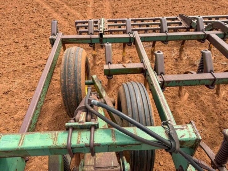 john-deere-4010-image-11
