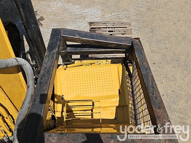 2016-caterpillar-323fl-image-28