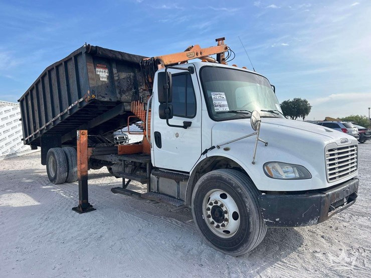 2015-freightliner-m2-106-image-40