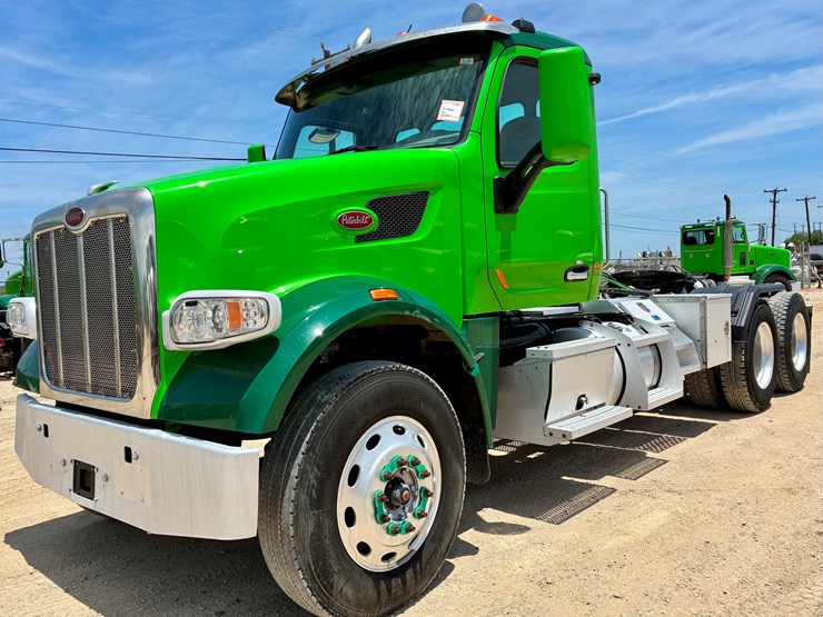 2018-peterbilt-567-image-1