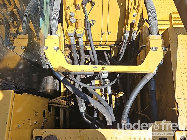2016-caterpillar-323fl-image-23