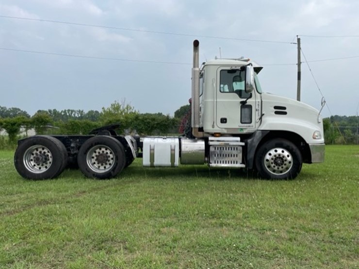 2016-mack-cxu613t-image-4