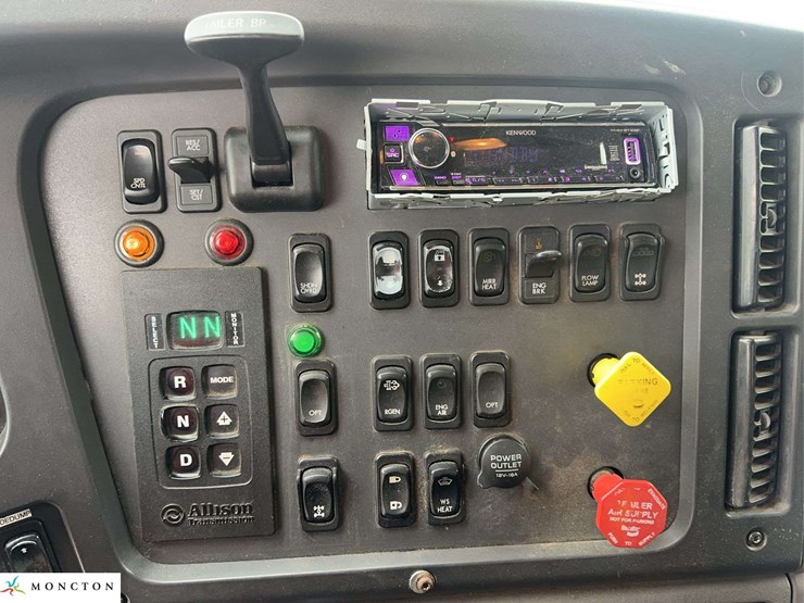 2016-freightliner-114sd-image-24