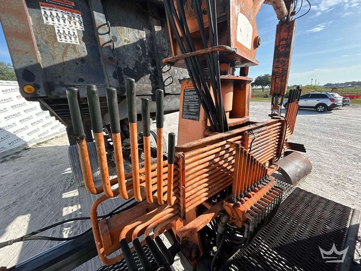 2015-freightliner-m2-106-image-53