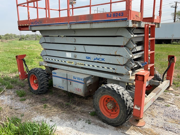 skyjack-sj8243-scissor-lift-image-10