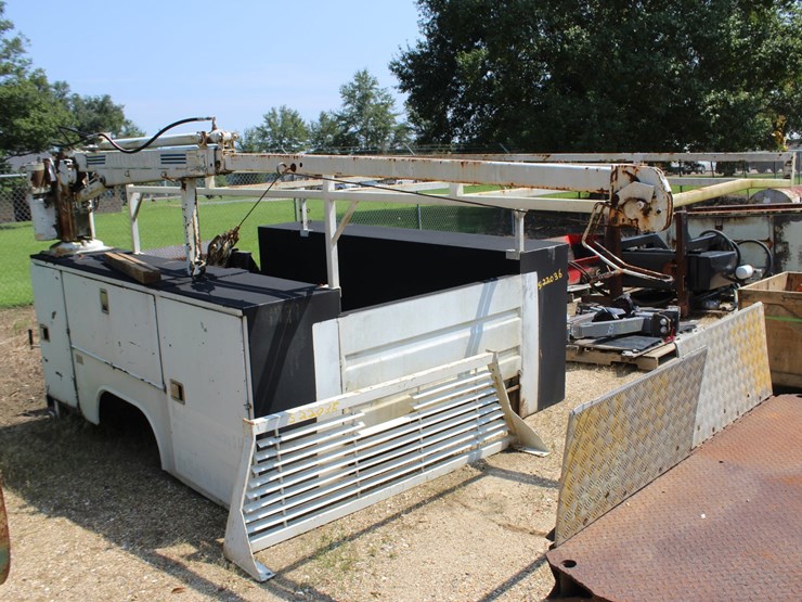 #22036-•-service-bed-with-working-auto-crane-and-lift-gate-image-2