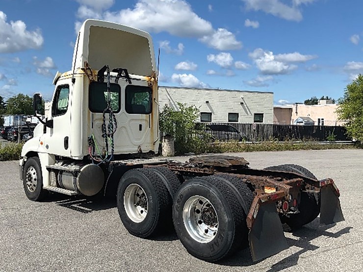 2018-freightliner-cascadia-125-image-2