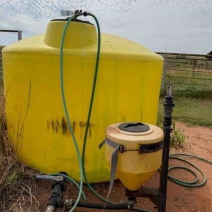 1350 Gallon Poly Tank, Inductor, Pump