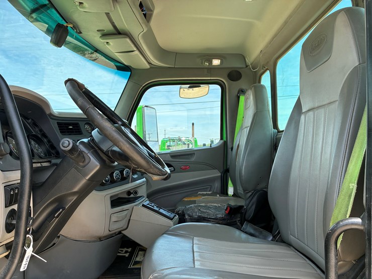 2018-peterbilt-567-image-7