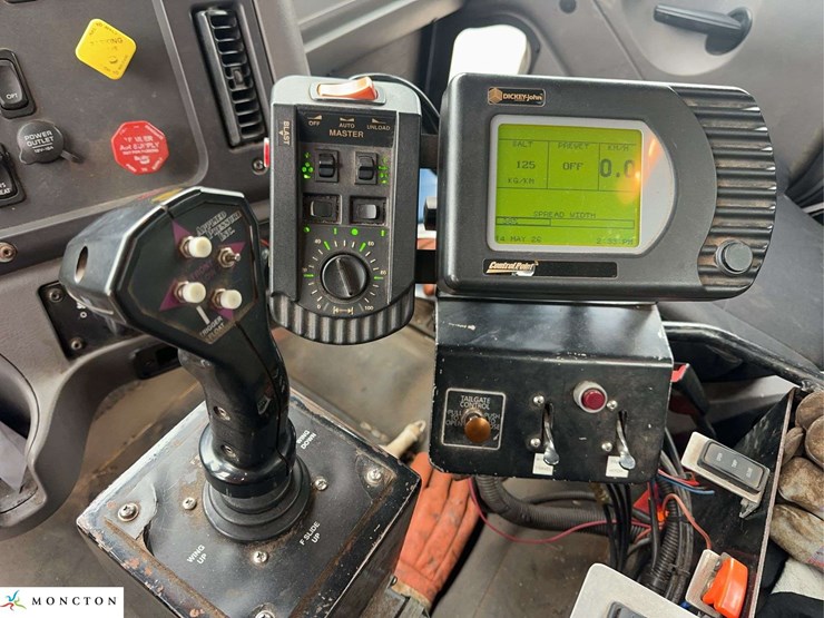 2016-freightliner-114sd-image-23