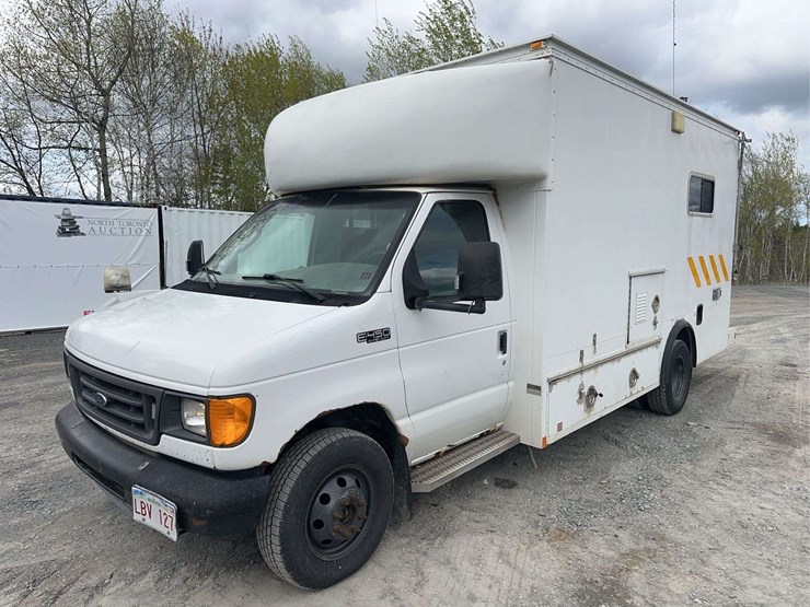 2004-ford-e450-image-1
