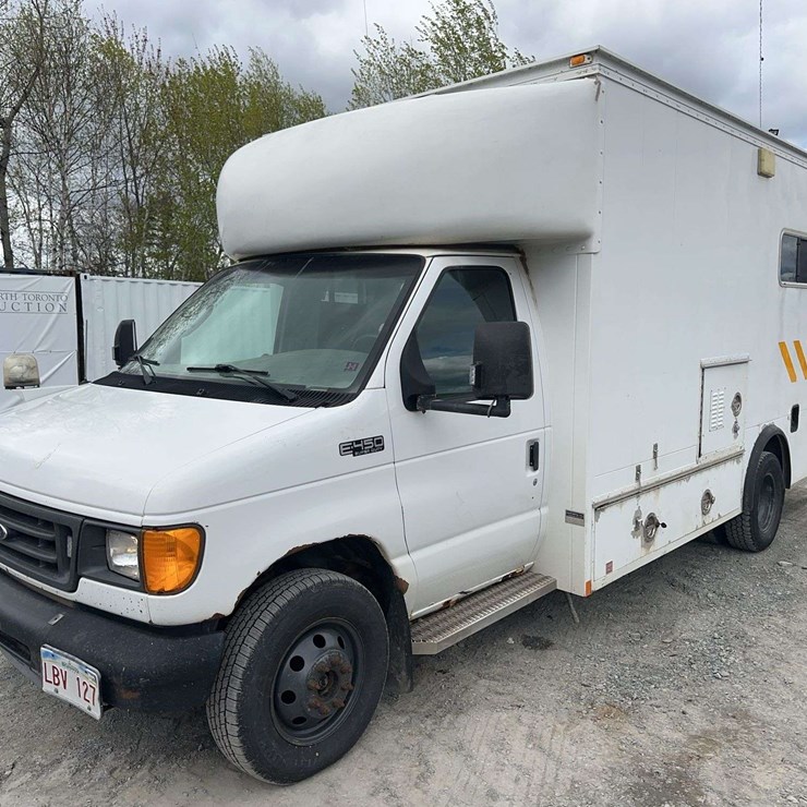 2004 FORD E450