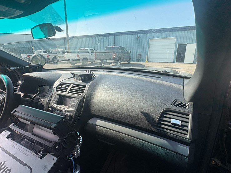 2016-ford-explorer-image-35