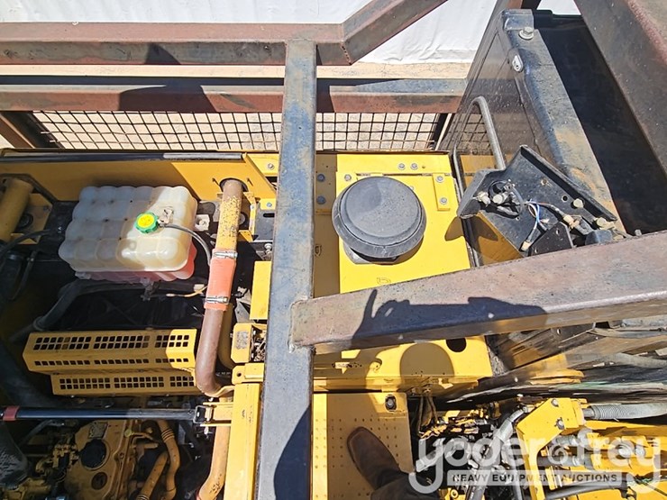 2016-caterpillar-323fl-image-22