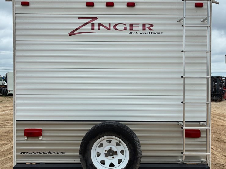 2010-zinger-by-crossroads-bumper-pull-camper-image-3
