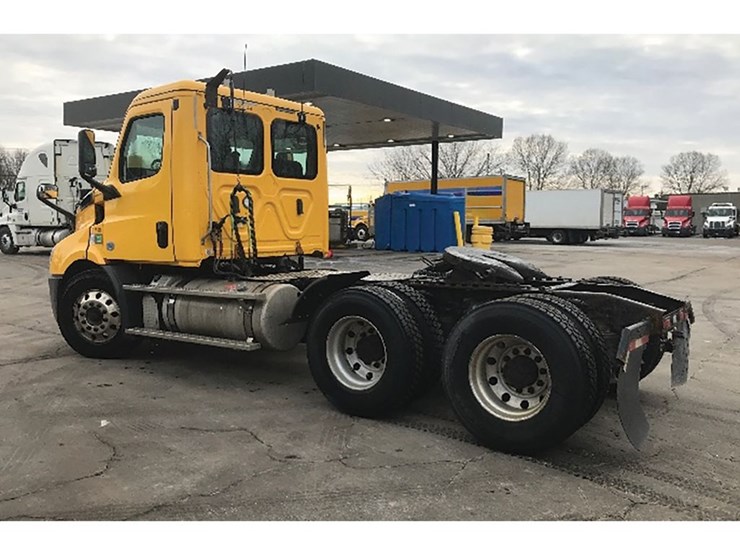 2018-freightliner-cascadia-116-image-2