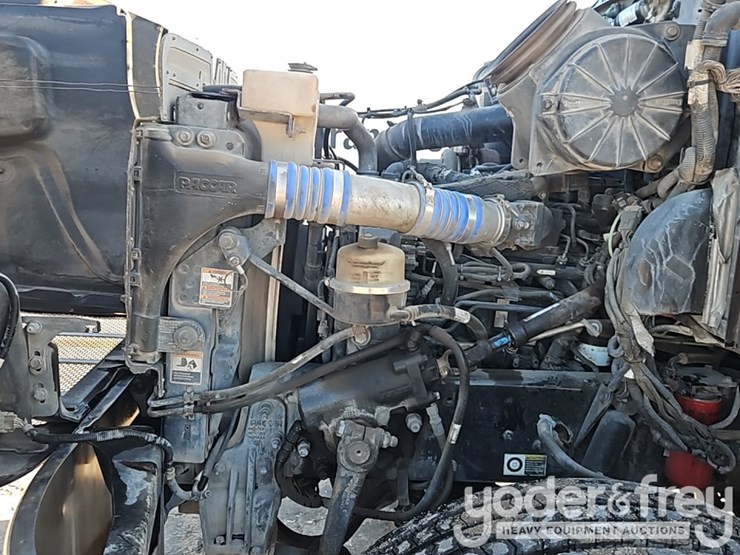 2015-peterbilt-348-image-21
