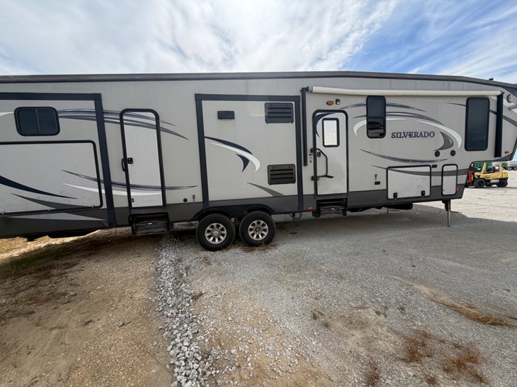 2015-silverado-5th-wheel-image-4