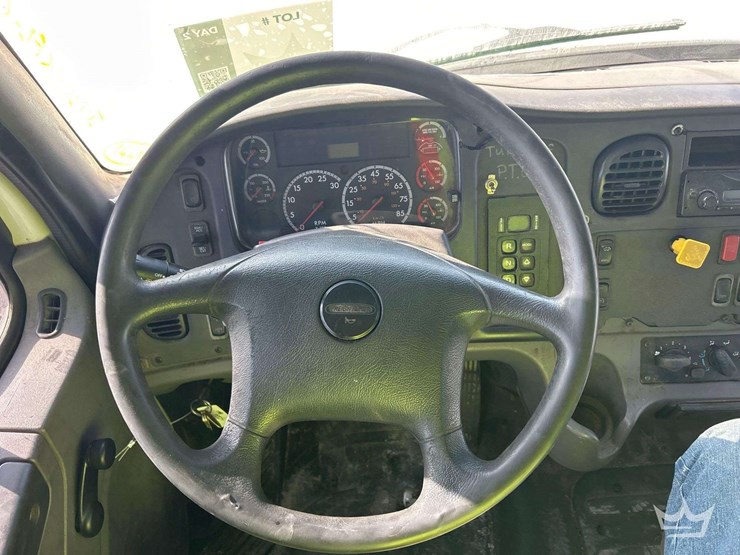 2015-freightliner-m2-106-image-64