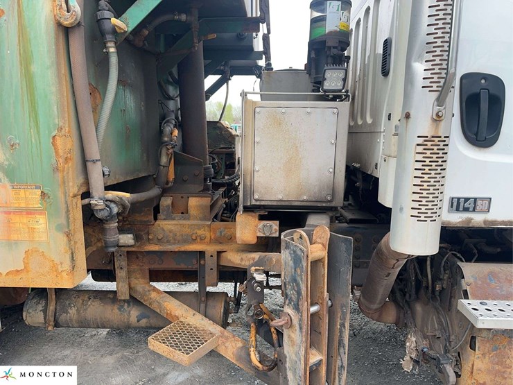 2016-freightliner-114sd-image-15
