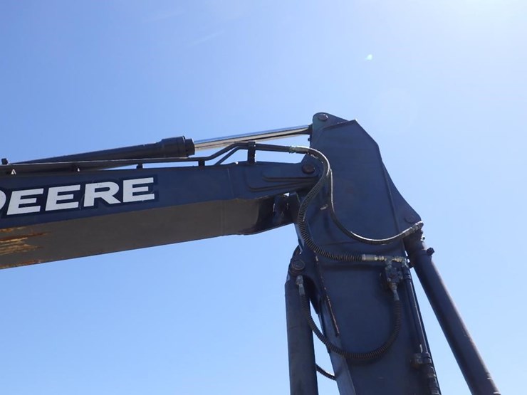 deere-245g-lc-image-32