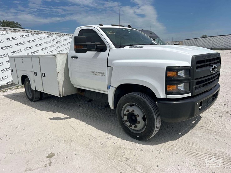 2019-chevrolet-silverado-5500hd-image-2