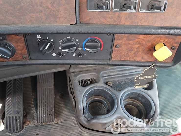 2005-kenworth-t800-image-31