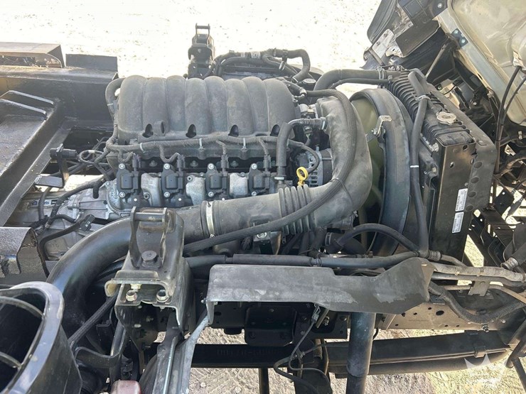 2023-isuzu-npr-image-7