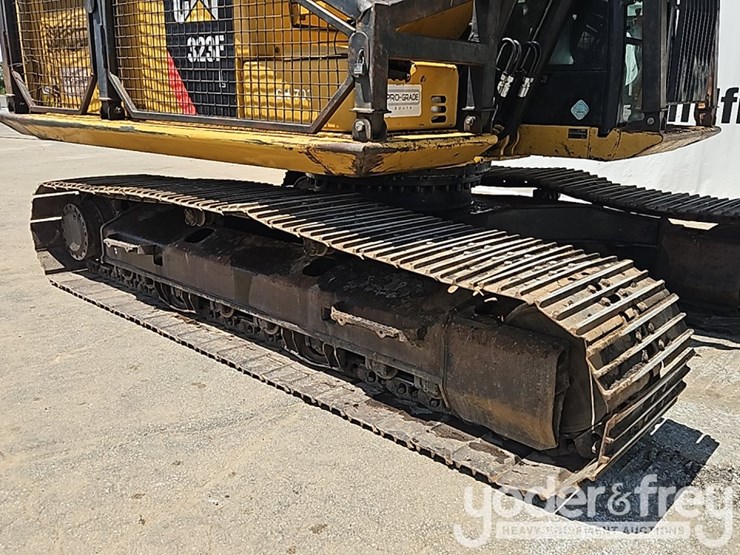 2016-caterpillar-323fl-image-18