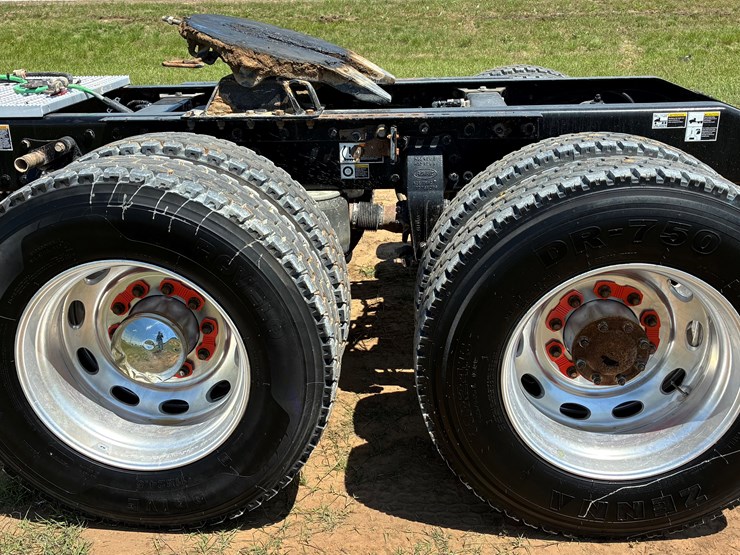 2018-peterbilt-567-image-12