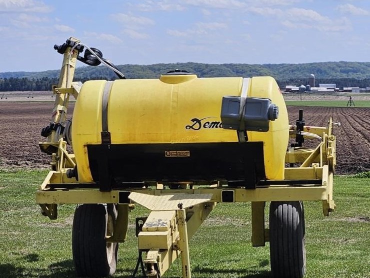demco-fertilizer-applicator --offsite-image-2