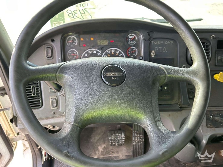2015-freightliner-m2-106-image-12