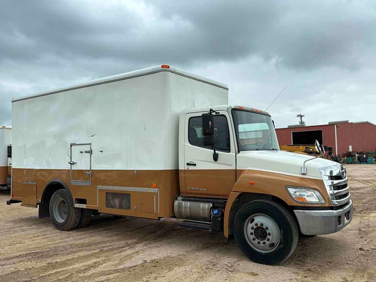 2011-hino-box-truck-image-3