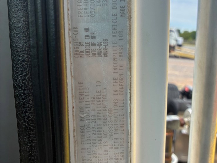 2001-freightliner-fl70-image-13