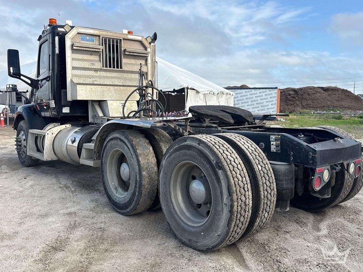 2019-peterbilt-579-image-31