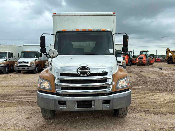 2011-hino-box-truck-image-2
