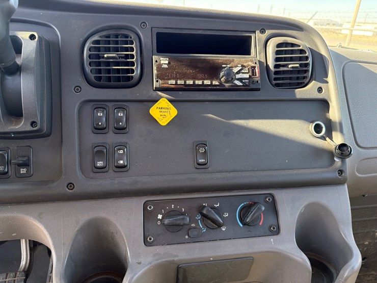 2019-freightliner-m2-106-image-11