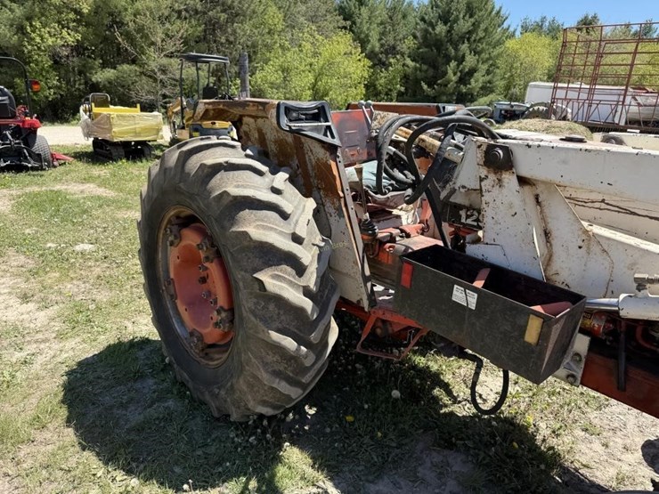 case-1290-tractor-w/56l-loader-bucket-image-5
