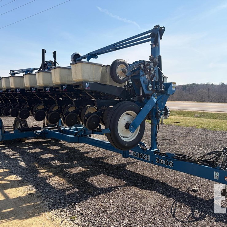 1999 KINZE 2600