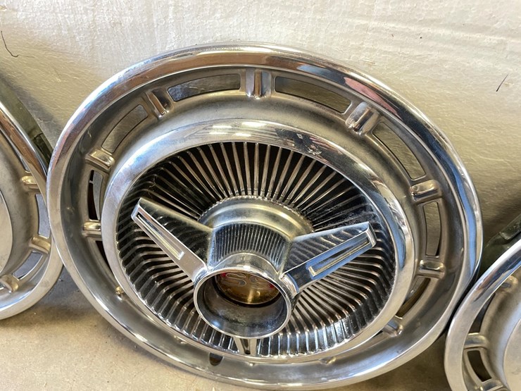 #5358-•-set-of-(4)-1963-impala-s/s-hubcaps-(las-cruces,-nm)-image-7