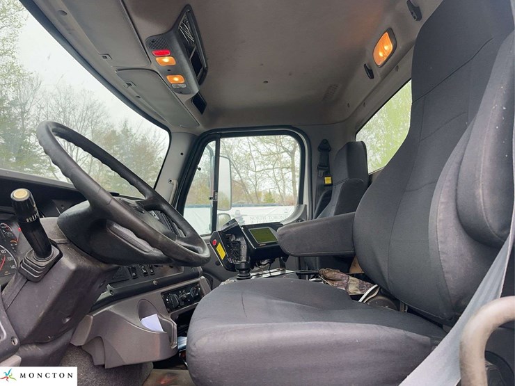 2016-freightliner-114sd-image-21