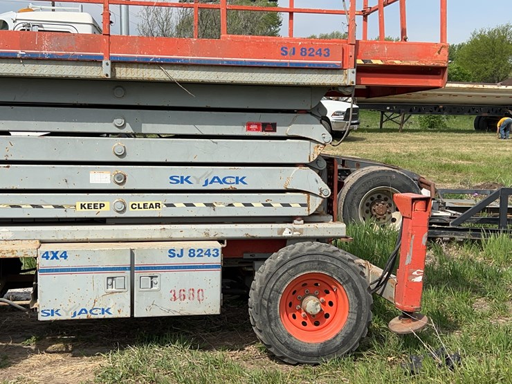 skyjack-sj8243-scissor-lift-image-8