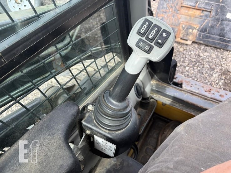 new-holland-l220-image-13