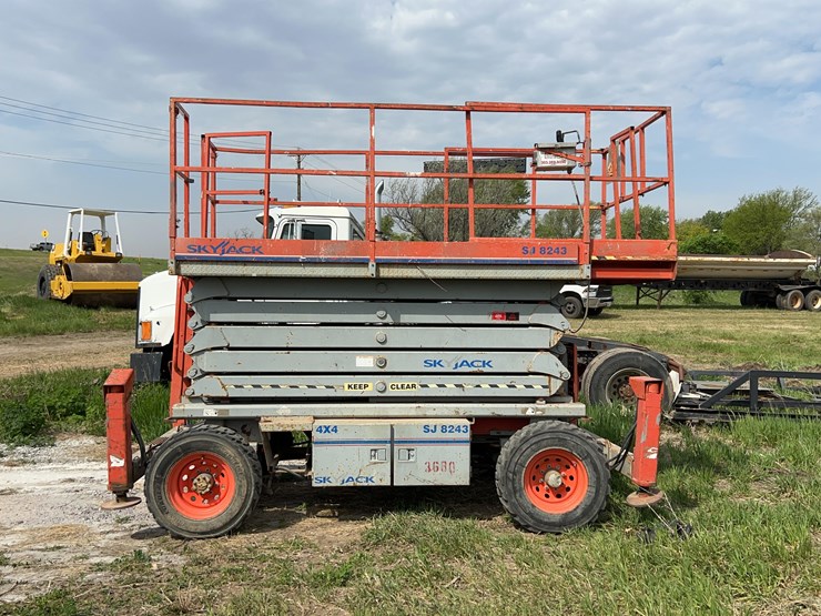 skyjack-sj8243-scissor-lift-image-3